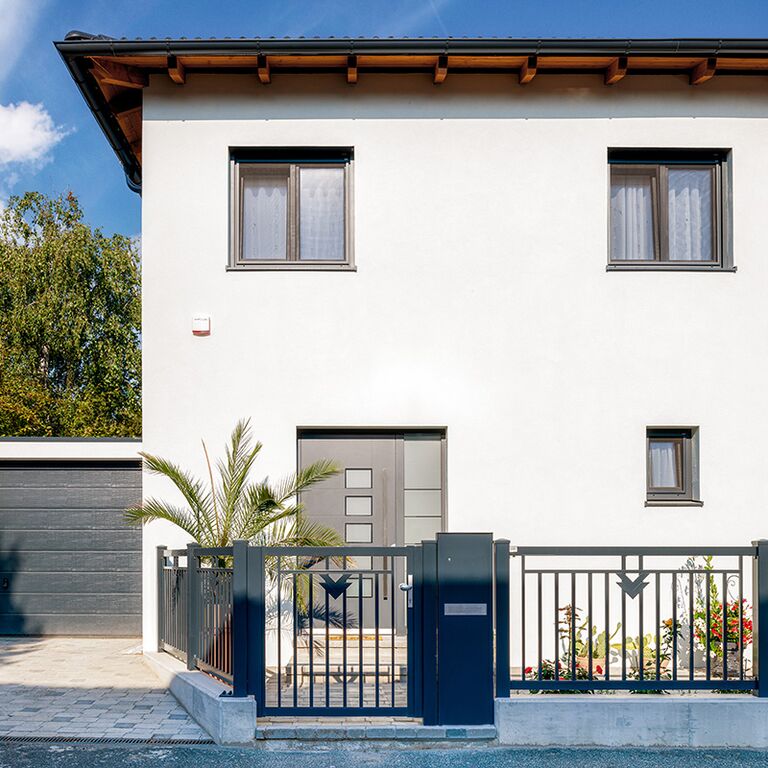 guardi-aluzaun-modell-toskana-zaunfeld-gartentuer-briefkastensaeule-1-lowres