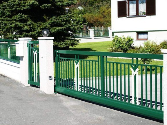 tore_schiebetor_gruen-576x432