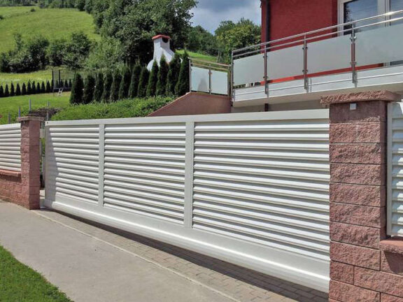 tore_schiebetor_weiss-576x432