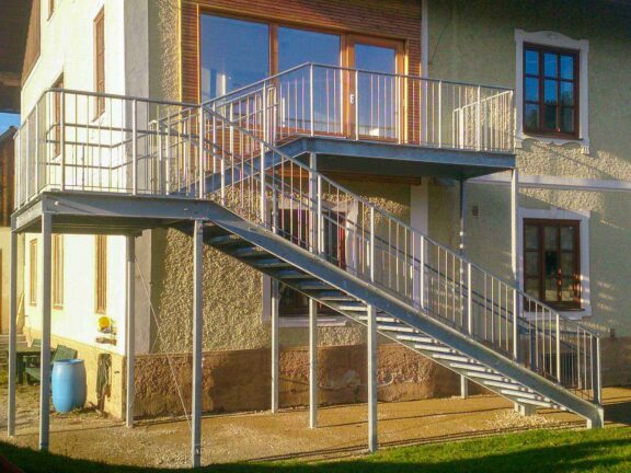gerade-treppen-bramsteidl-001-576x432