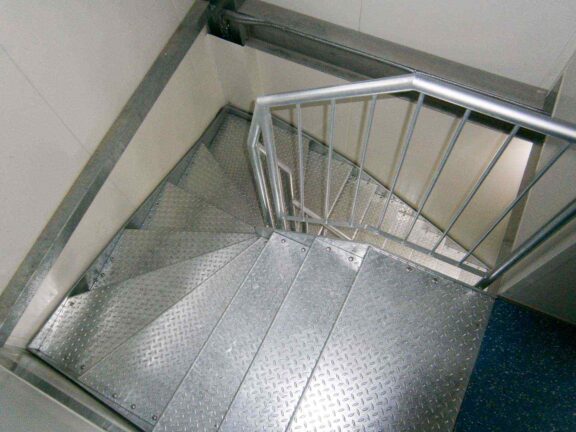 gerade-treppen-bramsteidl-010-576x432